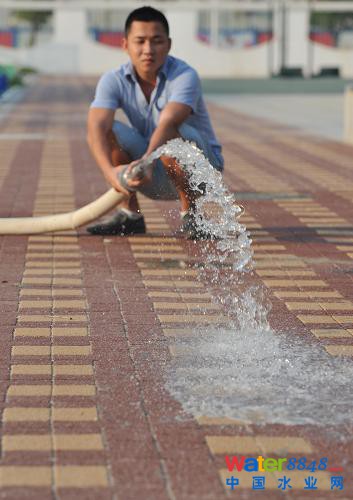 ���̼��g(sh��)�ˆT�ڏB�T����ڶ���(sh��)�(y��n)С�W(xu��)��(n��i)�yԇ͸ˮ�u����ˮЧ����10��13�Քz���������B�T����ɞ��������Һ��d���н��O(sh��)ԇ�c(di��n)�����������R莞�Ƭ�^(q��)���谲�³ǲ��օ^(q��)��_����&ldquo;���к��d&rdquo;ԇ�c(di��n)���O(sh��)�^(q��)���y(t��ng)�I���M(j��n)���ϳǅ^(q��)���d���н��O(sh��)�����������ڶ���(sh��)�(y��n)С�W(xu��)���(xi��ng)Ŀ�ѽ�(j��ng)��������Ч���@���谲�³��(xi��ng)ĿҲ�ڴ������M(j��n)�����B�T�ĺ��d���н��O(sh��)�������M(j��n)��ȫ�挍(sh��)ʩ�A�Ρ�12��8�����B�T���_���d���н��O(sh��)���g(sh��)������ӑ��(hu��)�����@����Ҏ(gu��)�����(xi��ng)Ŀ�O(sh��)Ӌ(j��)�ȷ��潻�����d���н��O(sh��)��(j��ng)�(y��n)���ƏVչʾ���d���н��O(sh��)���P(gu��n)���¼��g(sh��)���®a(ch��n)Ʒ����ͬ�r(sh��)Ҫ��ȫ�Ѕ^(q��)�򷶇���(n��i)�³��_�l(f��)���f�Ǹ����횰��պ��d���И�(bi��o)��(zh��n)�M(j��n)�н��O(sh��)�����^���d������ָͨ�^�ӏ�(qi��ng)����Ҏ(gu��)�����O(sh��)��������ְl(f��)�]��������·�;G����ˮϵ�����B(t��i)ϵ�y(t��ng)����ˮ�����{����B�;����������Ч������ˮ��������(sh��)�F(xi��n)��Ȼ�e������Ȼ�B͸����Ȼ�����ĳ��аl(f��)չ��ʽ��